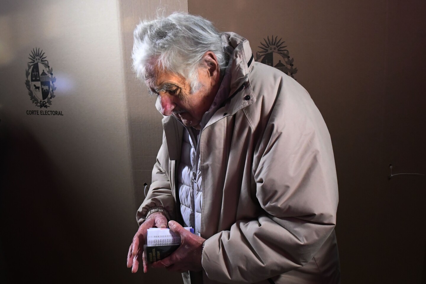 José Mujica minutos antes de votar. 