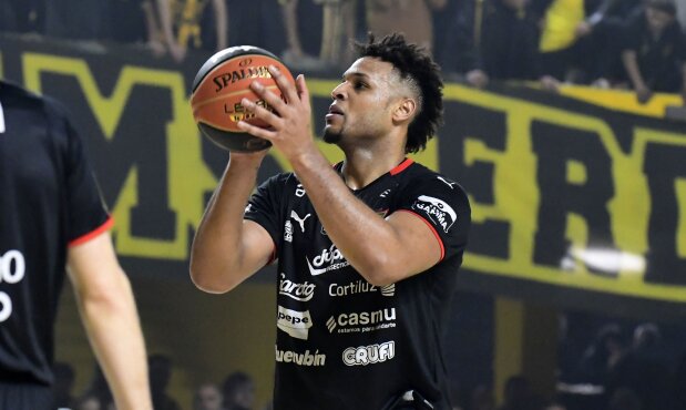 Luis Santos con la camiseta de Aguada.