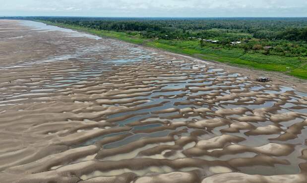 Vista aérea de una playa que se formó a orillas del río Solimoes, frente a la Comunidad Pesqueiro, en Manacapuru, estado de Amazonas, norte de Brasil, el 30 de septiembre de 2024. Varios afluentes del río Amazonas, uno de los más largos y más abundantes en el mundo, se encuentran en una "situación crítica de escasez de agua" debido a la histórica sequía que afecta a Brasil.