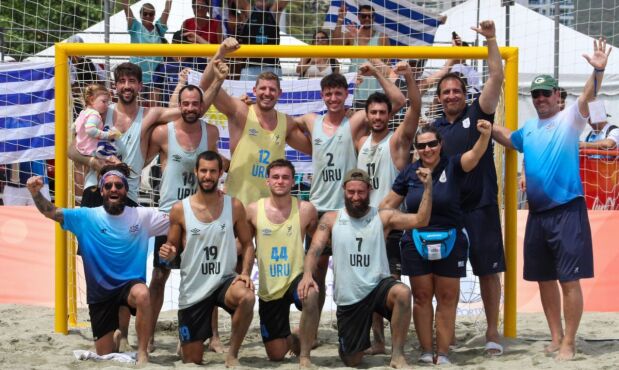 La selección masculina de beach handball en los Juegos Sudamericanos de Playa.