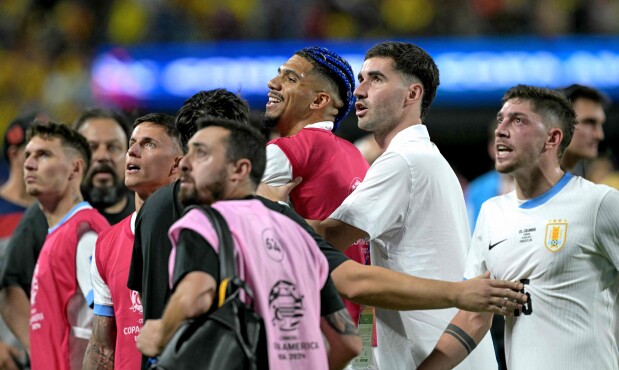 Los jugadores de Uruguay tuvieron que intervenir para rescatar a sus familiares de la tribuna ante Colombia en Copa América. 