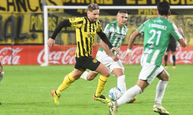 Gastón Ramírez ante la marca de Dylan Nandín en el partido entre Peñarol y Racing.