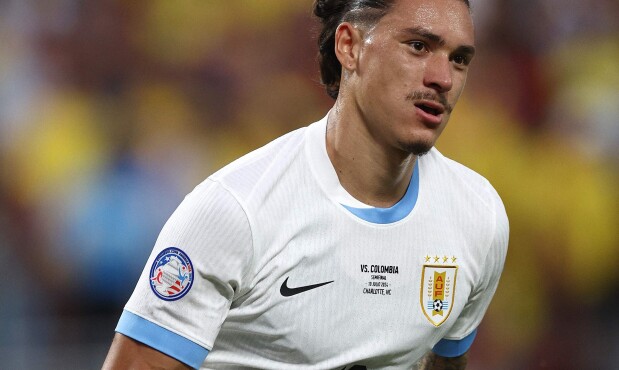 Darwin Núñez con la camiseta blanca de Uruguay.