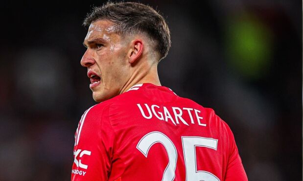 Manuel Ugarte defendiendo la camiseta del Manchester United.