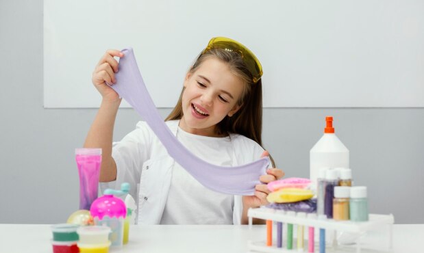 niña jugando con slime casero