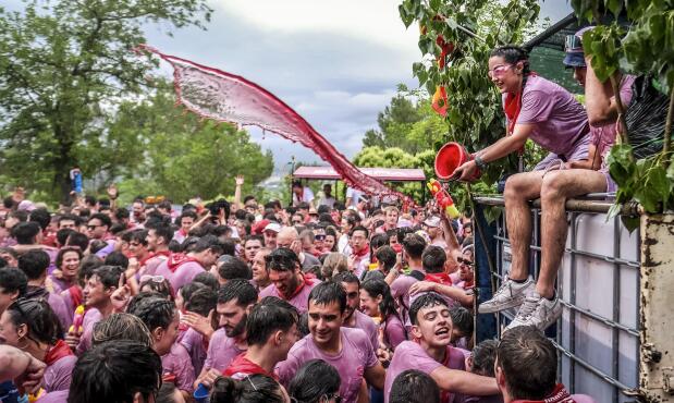  Unos 8.000 "guerreros" emplean unos 40.000 litros de vino como "arma" para protagonizar la tradicional Batalla del Vino en la ciudad riojana de Haro, declarada Fiesta de Interés Nacional. 