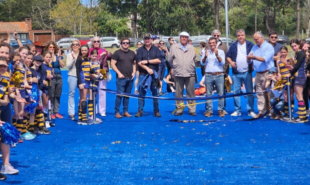 El corte de cinta en la inauguración de la cancha de hockey de Lobos de Punta del Este.