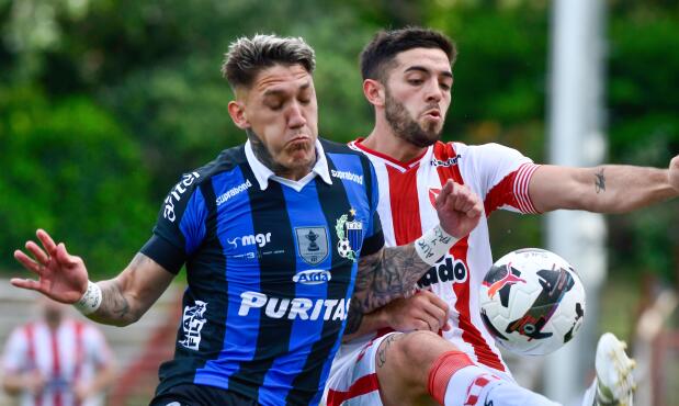 Bryan Bentaberry (Liverpool) y Marcos Camarda (River Plate)