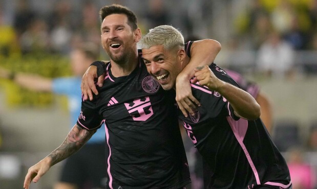 Lionel Messi y Luis Suárez celebran uno de los goles de Inter Miami ante Columbus Crew.