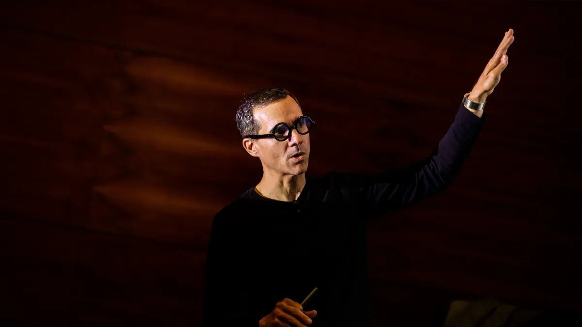 Jorge Arango teaching. Photo by José Goulão.