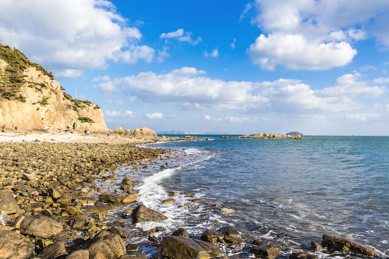 Tourists,Are,Walking,The,Beach,Of,Somuuido,Island,With,Waves