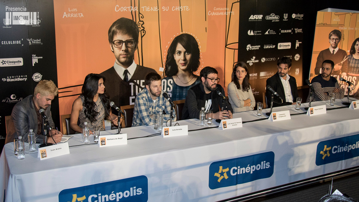 Director Luis Javier M. Henaine with actors Luis Arrieta, Cassandra Ciangherotti, Miguel Rodarte, Humberto Busto, Iván Arana and Bárbara de Regil at the Happy Times press conference.