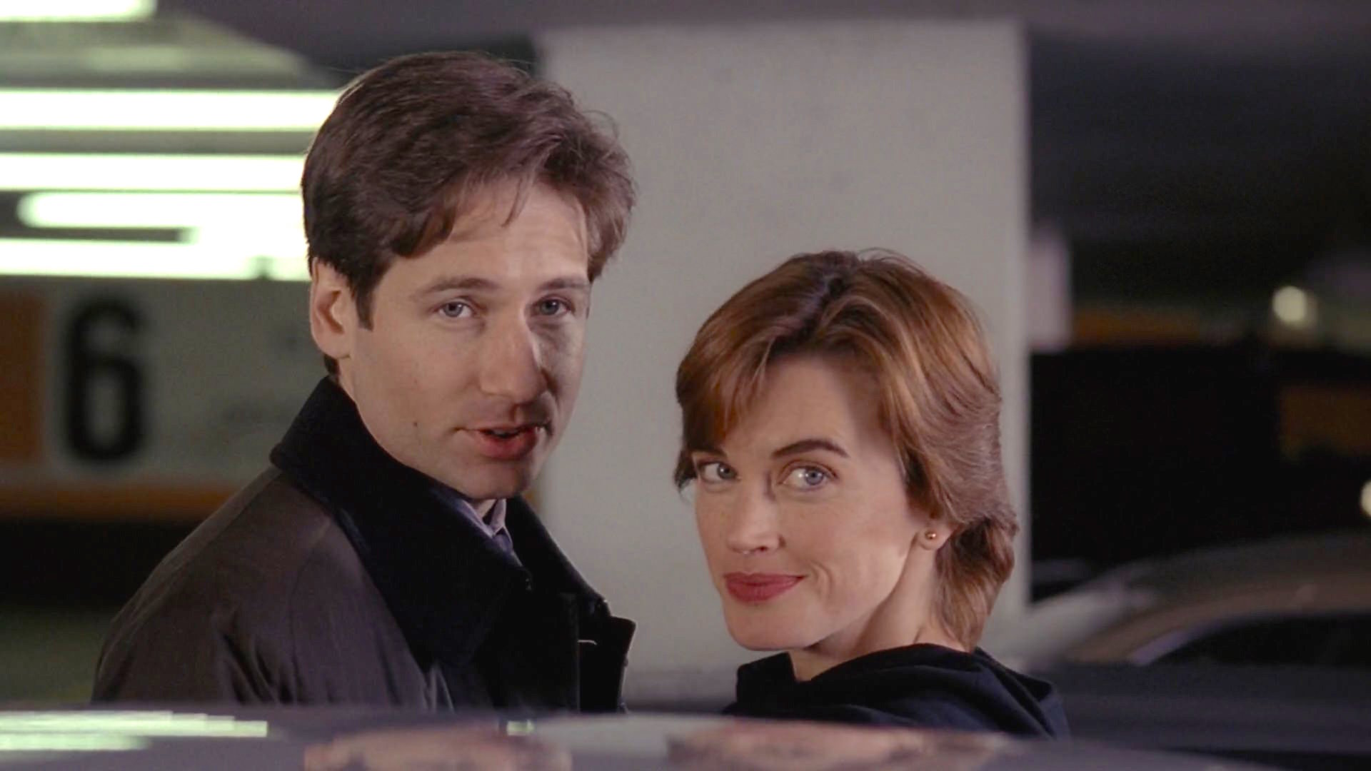 David Duchovny and Amanda Pays in The X-Files (1993)