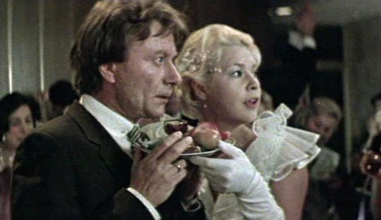 Tatyana Dogileva and Andrey Mironov in Blondinka za uglom (1984)