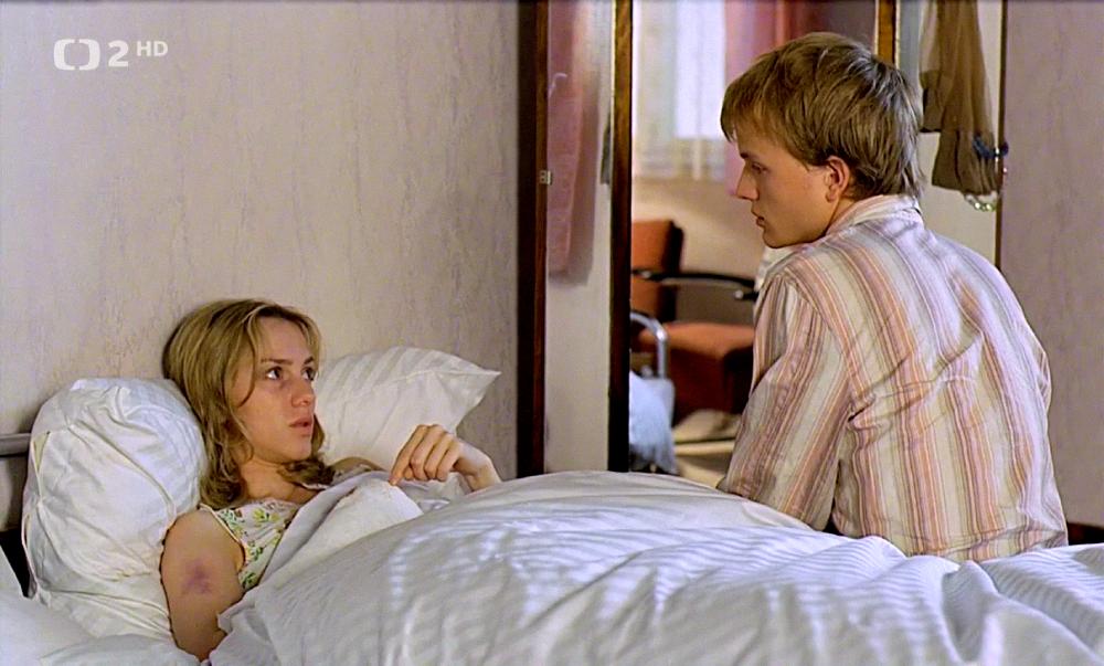 Monika Hilmerová and Vladimír Skultéty in Obeti a vrazi (2000)