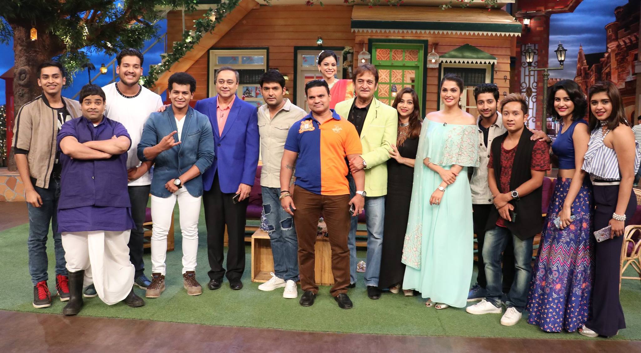 Sachin Khedekar, Isha Koppikar, Mahesh Manjrekar, Kiku Sharda, Sumona Chakravarti, Medha Manjrekar, Kapil Sharma, Sanskruti Balgude, Vaidehi Parshurami, and Akash Thosar in The Kapil Sharma Show (2016)