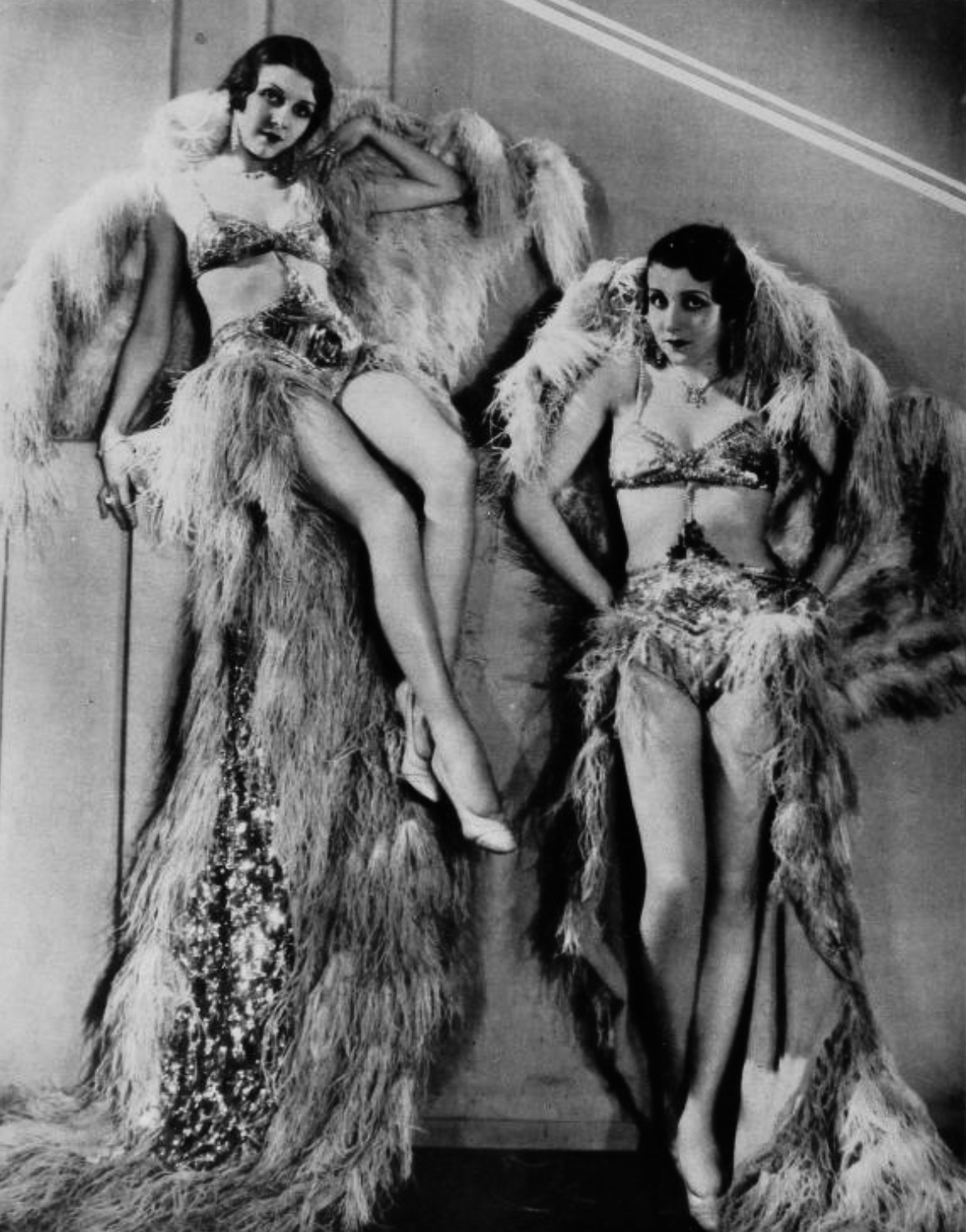 Beth Dodge and Betty Dodge in The March of Time (1930)