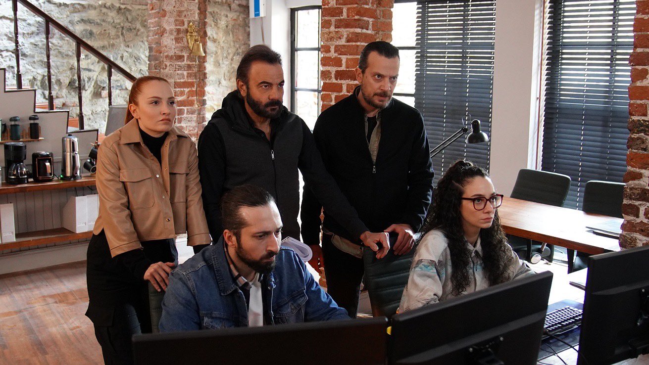 Kerem Alisik, Çagdas Onur Öztürk, Emre Bulut, Zeynep Oymak, and Basak Gümülcinelioglu Çitanak in Sipahi (2022)