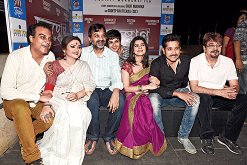 Chiranjit, Sujan Mukherjee, Parambrata Chattopadhyay, Payel Sarkar, Koneenica Banerjee, and Srijit Mukherji at an event for Chotushkone (2014)