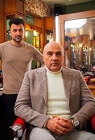 John van den Heuvel and Özcan Akyol in De geknipte gast (2020)