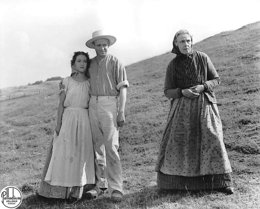 Helga Frier, Jørn Jeppesen, and Minna Jørgensen in Naar bønder elsker (1942)