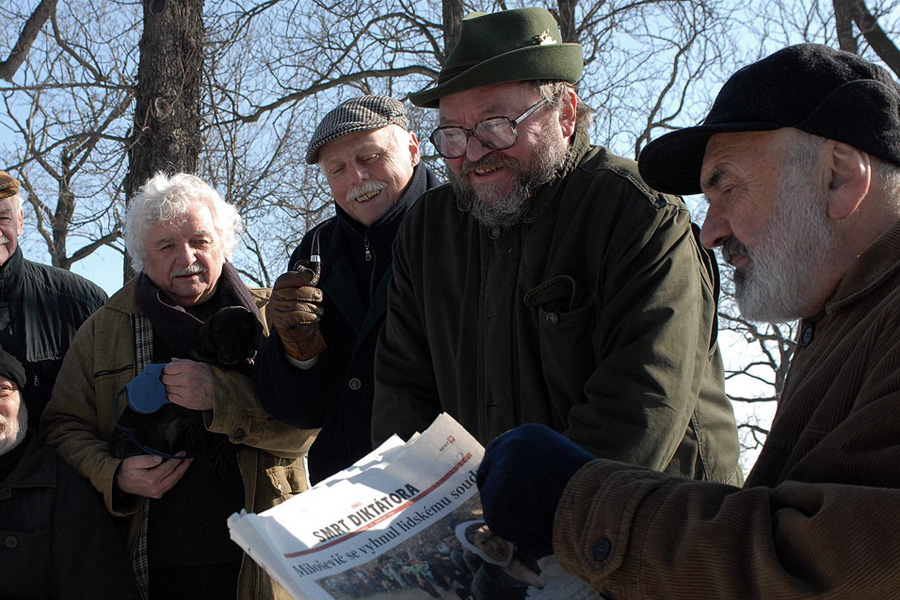 Zdenek Sverák, Petr Brukner, Jan Hrabeta, and Ladislav Smoljak in Vratné lahve (2007)