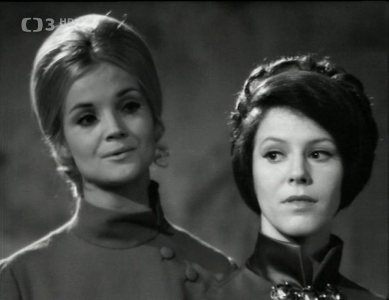 Ruzena Merunková and Gabriela Vránová in Román lásky a cti (1972)