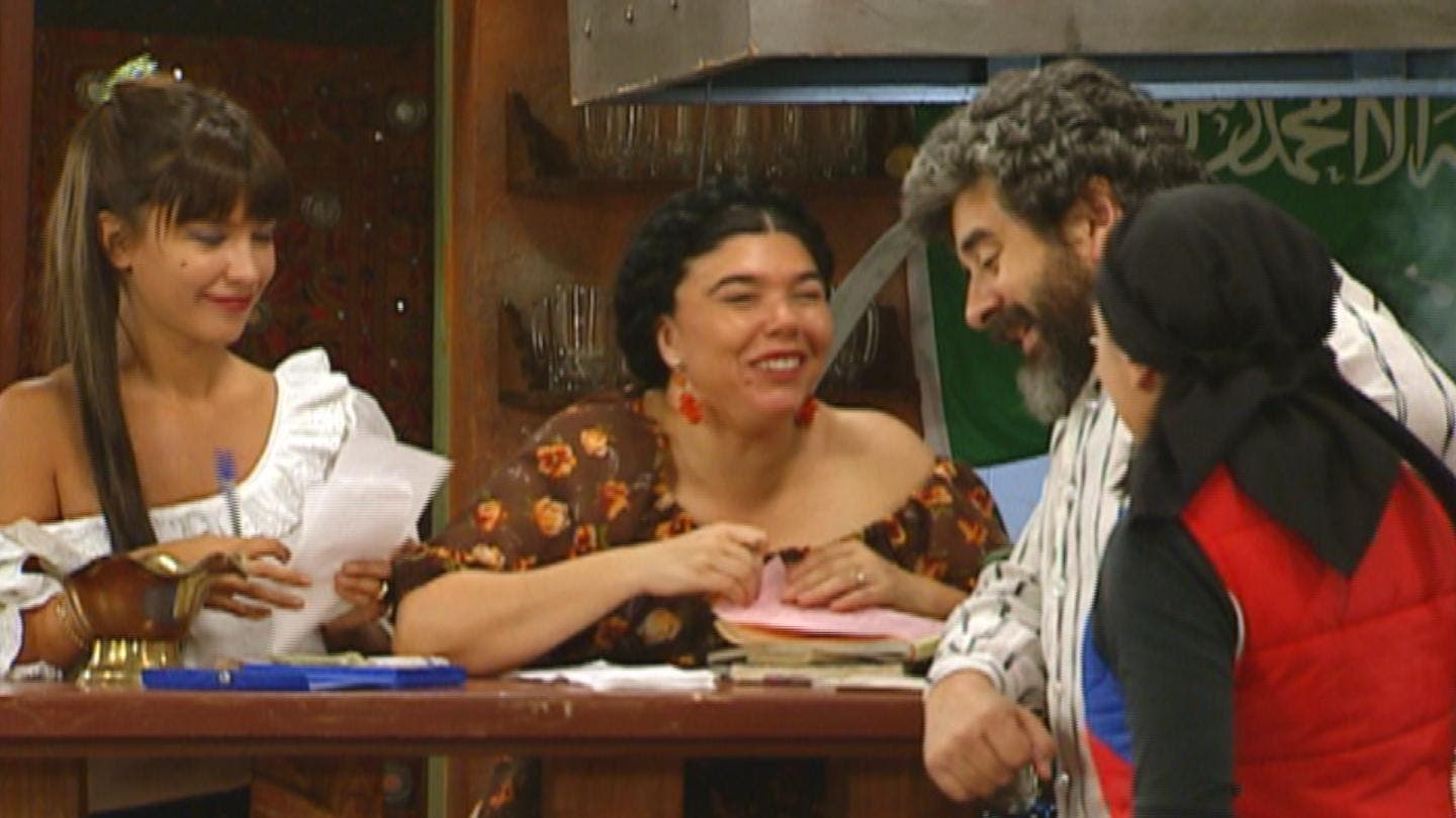 Malucha Pinto, Roberto Poblete, Francisca Merino, and Valentina Pollarolo in Corazón pirata (2001)