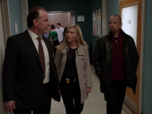 Ice-T, Robert Clohessy, and Kelli Giddish in Law & Order: Special Victims Unit (1999)