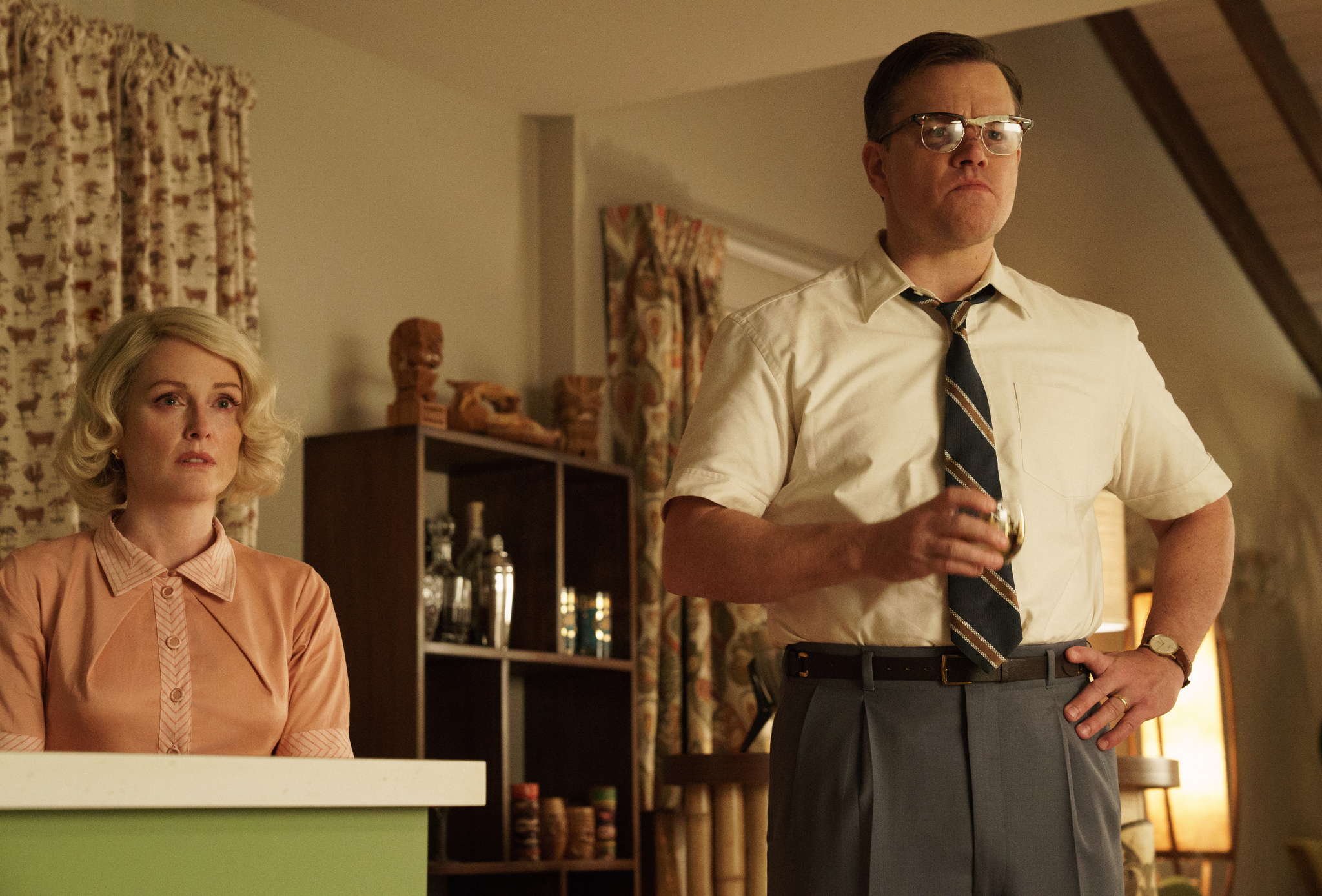 Julianne Moore and Matt Damon in Suburbicon (2017)