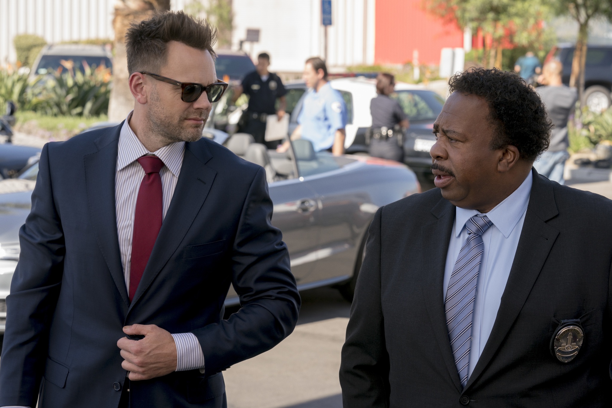 Joel McHale and Leslie David Baker in The Happytime Murders (2018)