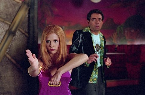 (L-r) Daphne (SARAH MICHELLE GELLAR) and Emile Mondavarious (ROWAN ATKINSON) in Warner Bros. Pictures' live-action comedy "Scooby-Doo."