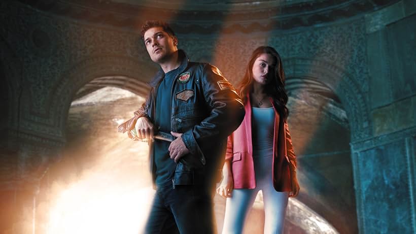 Çagatay Ulusoy and Ayça Aysin Turan in The Protector (2018)