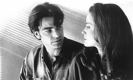 Peter Gallagher and Alison Elliott in The Underneath (1995)