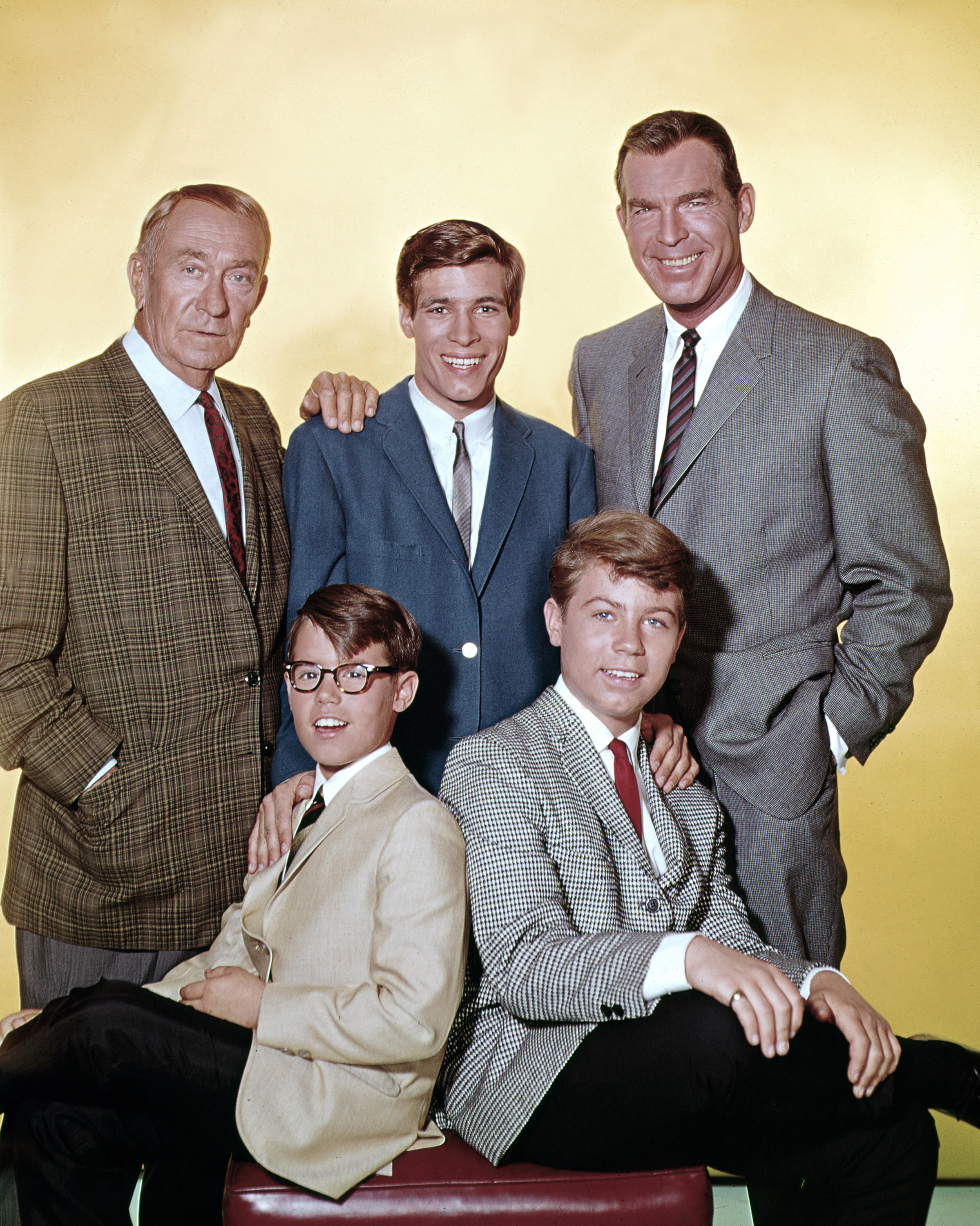 William Demarest, Chip Douglas, Don Grady, Fred MacMurray, Robbie Douglas, and Steve Douglas in My Three Sons (1960)