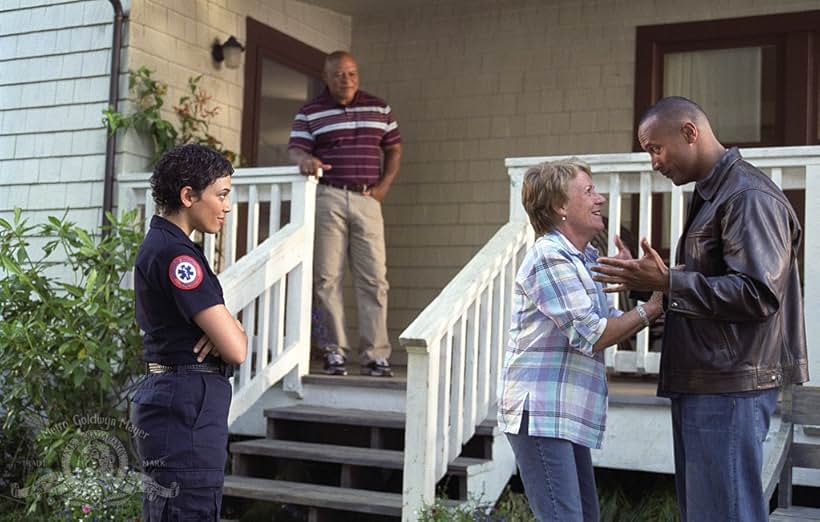 John Beasley, Dwayne Johnson, Barbara Tarbuck, and Kristen Wilson in Walking Tall (2004)