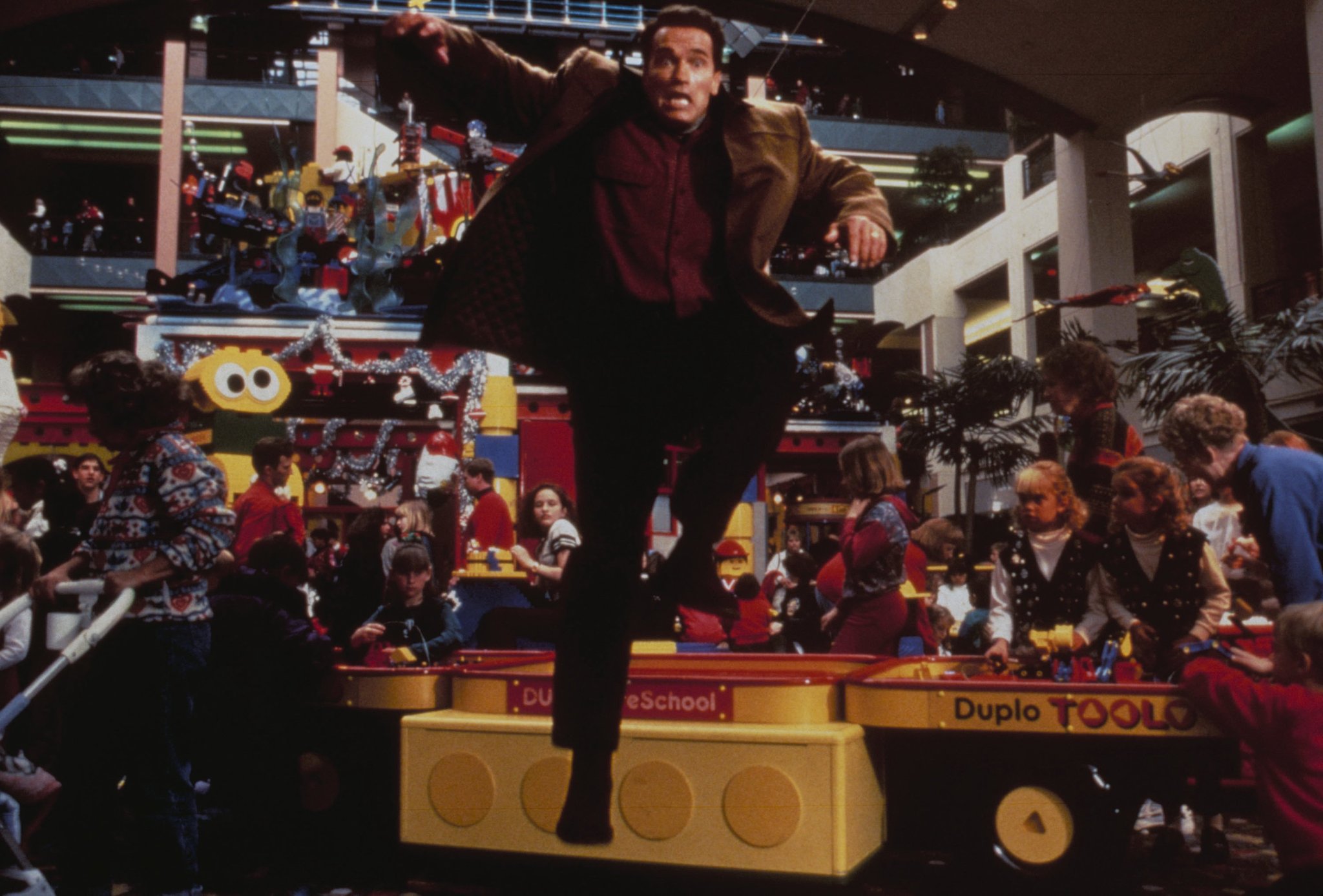 Arnold Schwarzenegger in Jingle All the Way (1996)