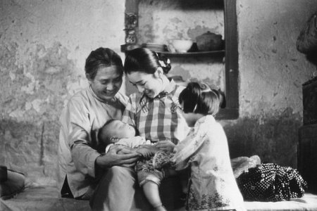 Gong Li and Lu Zhang in To Live (1994)