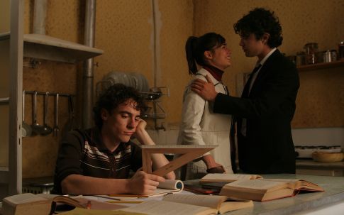 Elio Germano, Diane Fleri, and Riccardo Scamarcio in Mio fratello è figlio unico (2007)