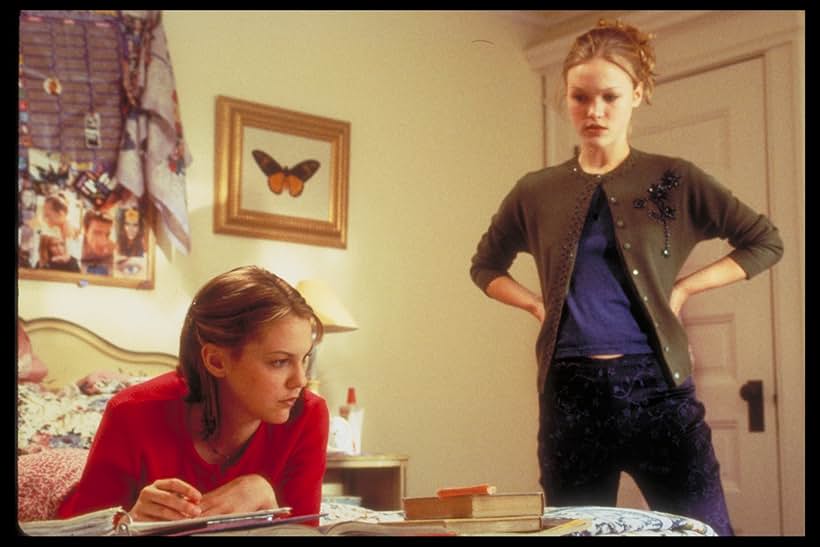 Julia Stiles and Larisa Oleynik in 10 Things I Hate About You (1999)