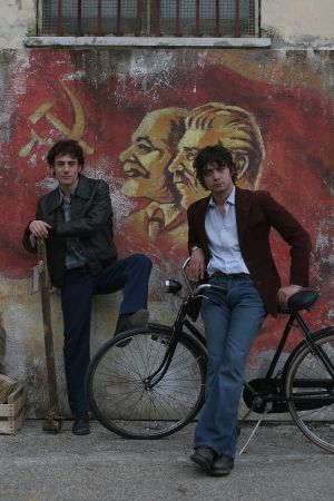 Elio Germano and Riccardo Scamarcio in Mio fratello è figlio unico (2007)