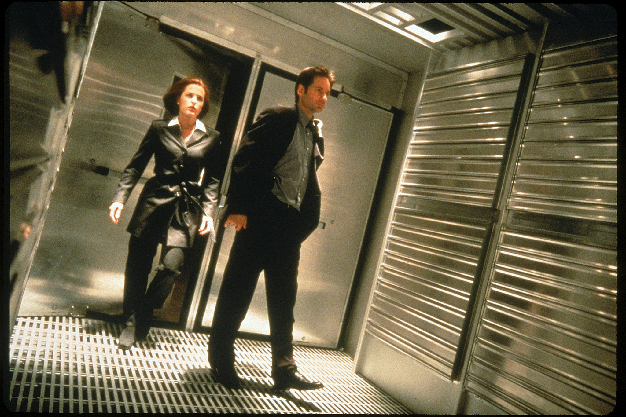 Gillian Anderson and David Duchovny in The X Files (1998)