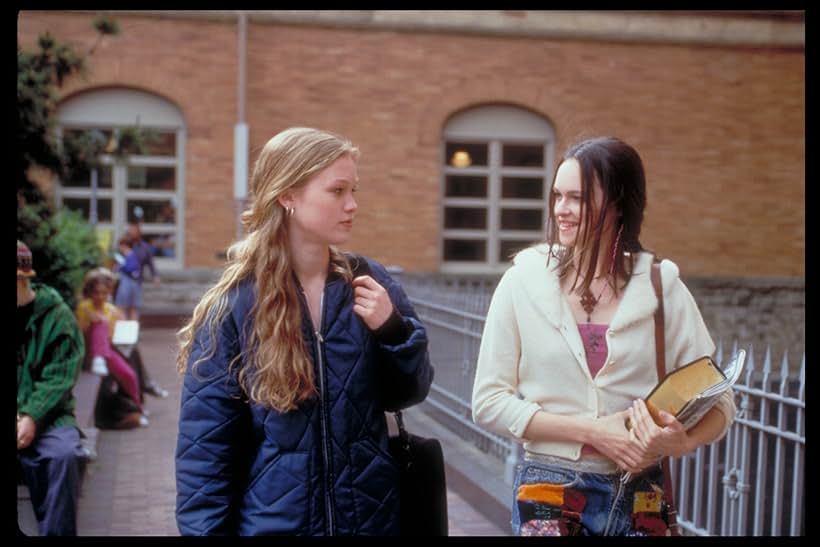 Julia Stiles and Susan May Pratt in 10 Things I Hate About You (1999)