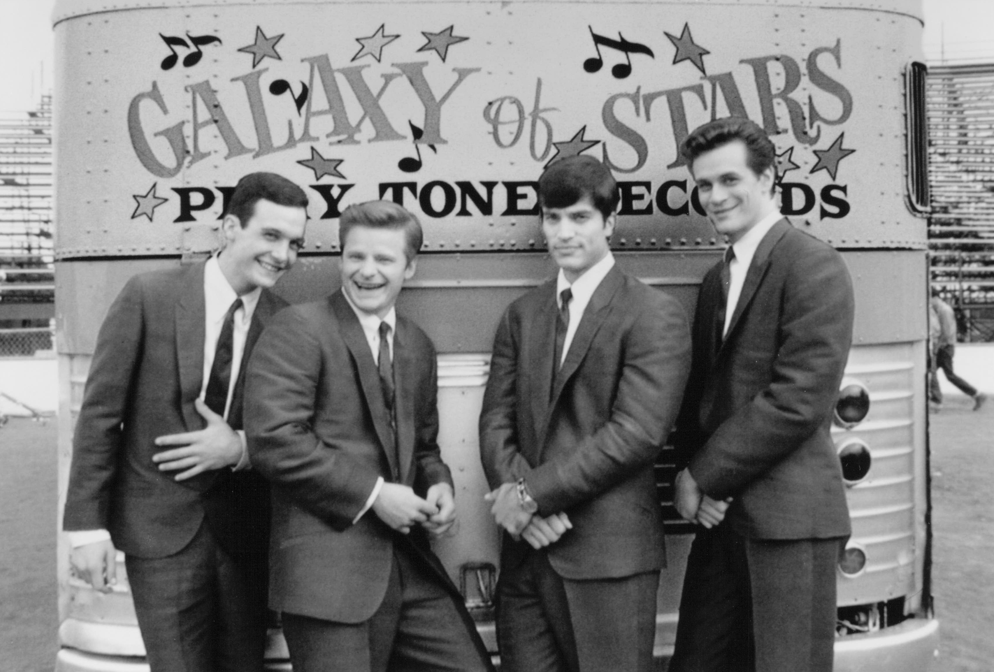 Johnathon Schaech, Steve Zahn, Ethan Embry, and Tom Everett Scott in That Thing You Do! (1996)