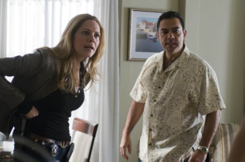 Mary McCormack and Carlos Gómez in In Plain Sight (2008)