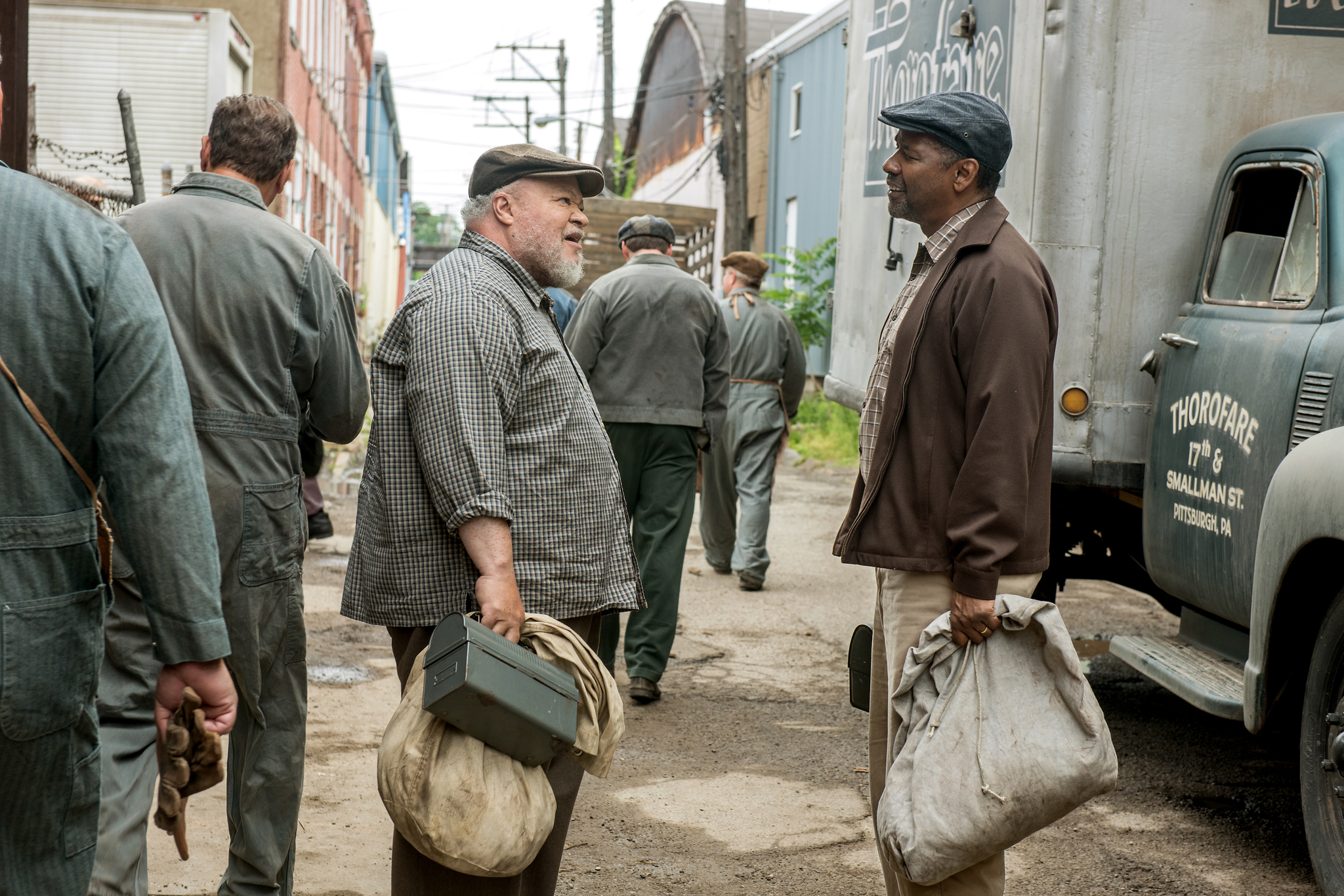 Denzel Washington and Stephen McKinley Henderson in Fences (2016)