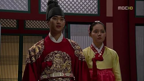 Han Ga-in and Kim Soo-hyun in The Moon Embracing the Sun (2012)