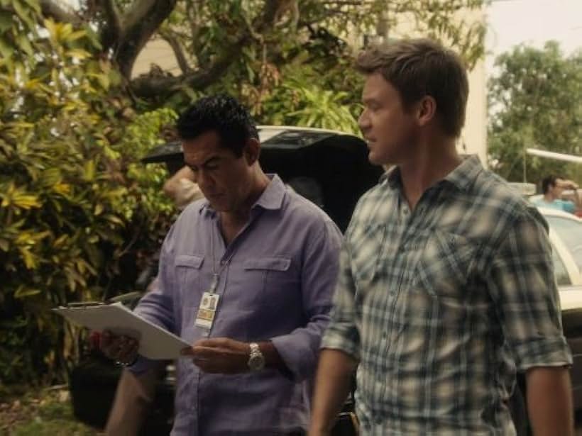 Carlos Gómez and Matt Passmore in The Glades (2010)