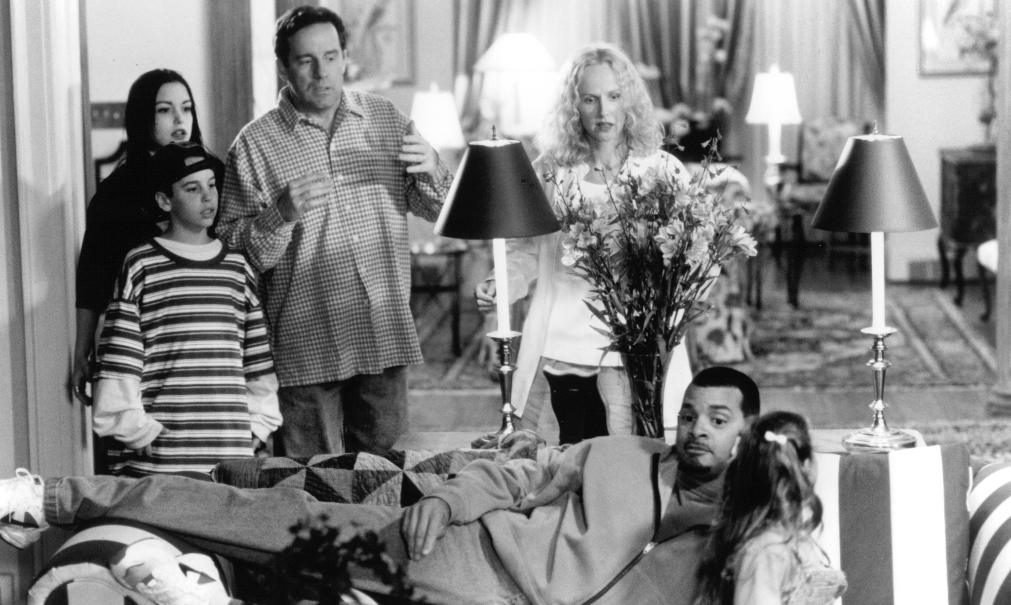 Kim Greist, Sinbad, Phil Hartman, Chauncey Leopardi, Kim Murphy, and Talia Seider in Houseguest (1995)