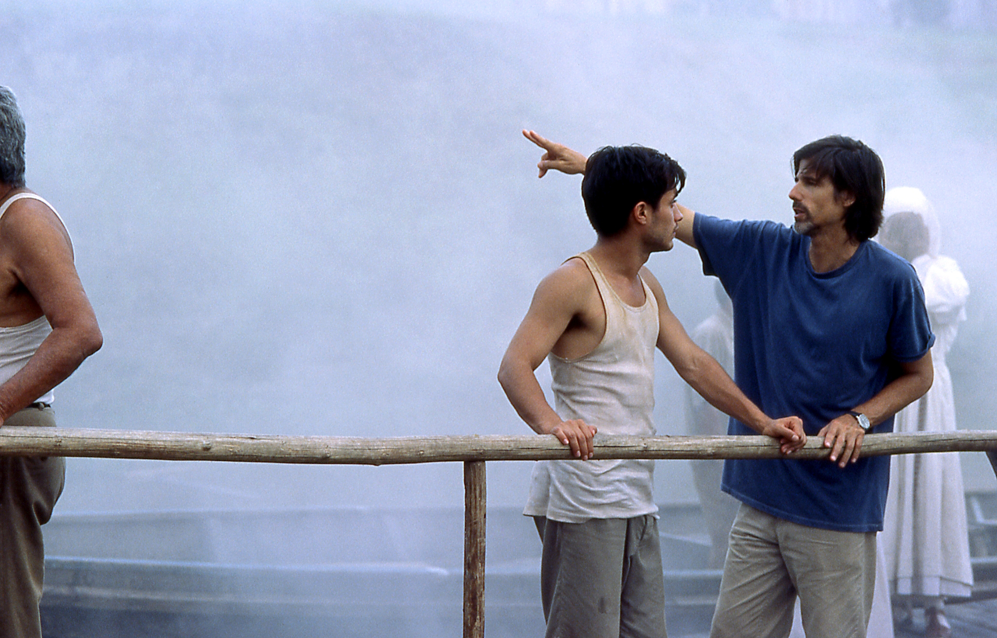 Gael García Bernal and Walter Salles in The Motorcycle Diaries (2004)